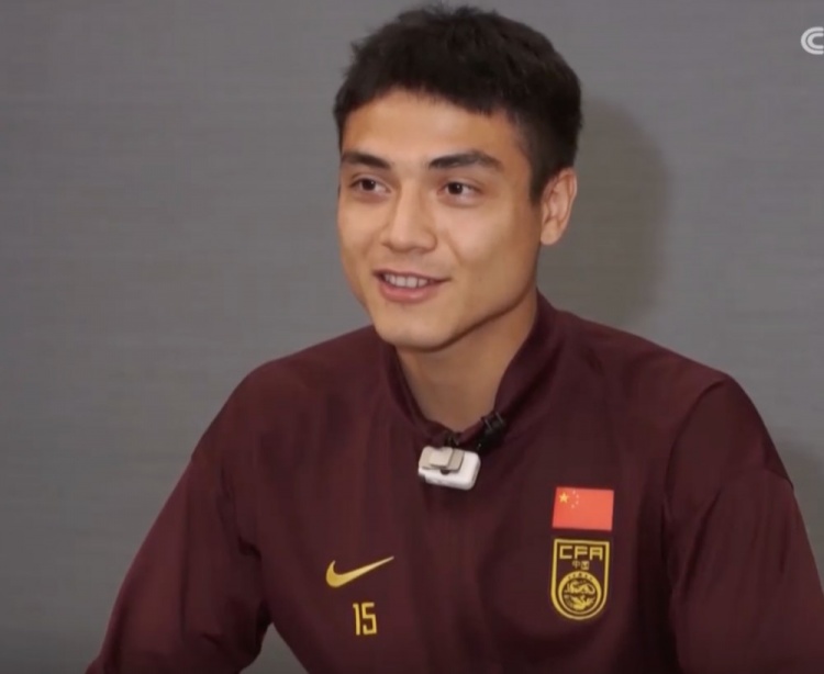 星空体育app下载-吾米提江谈小球迷落泪：我差点眼泪也掉下来，很开心起到榜样作用