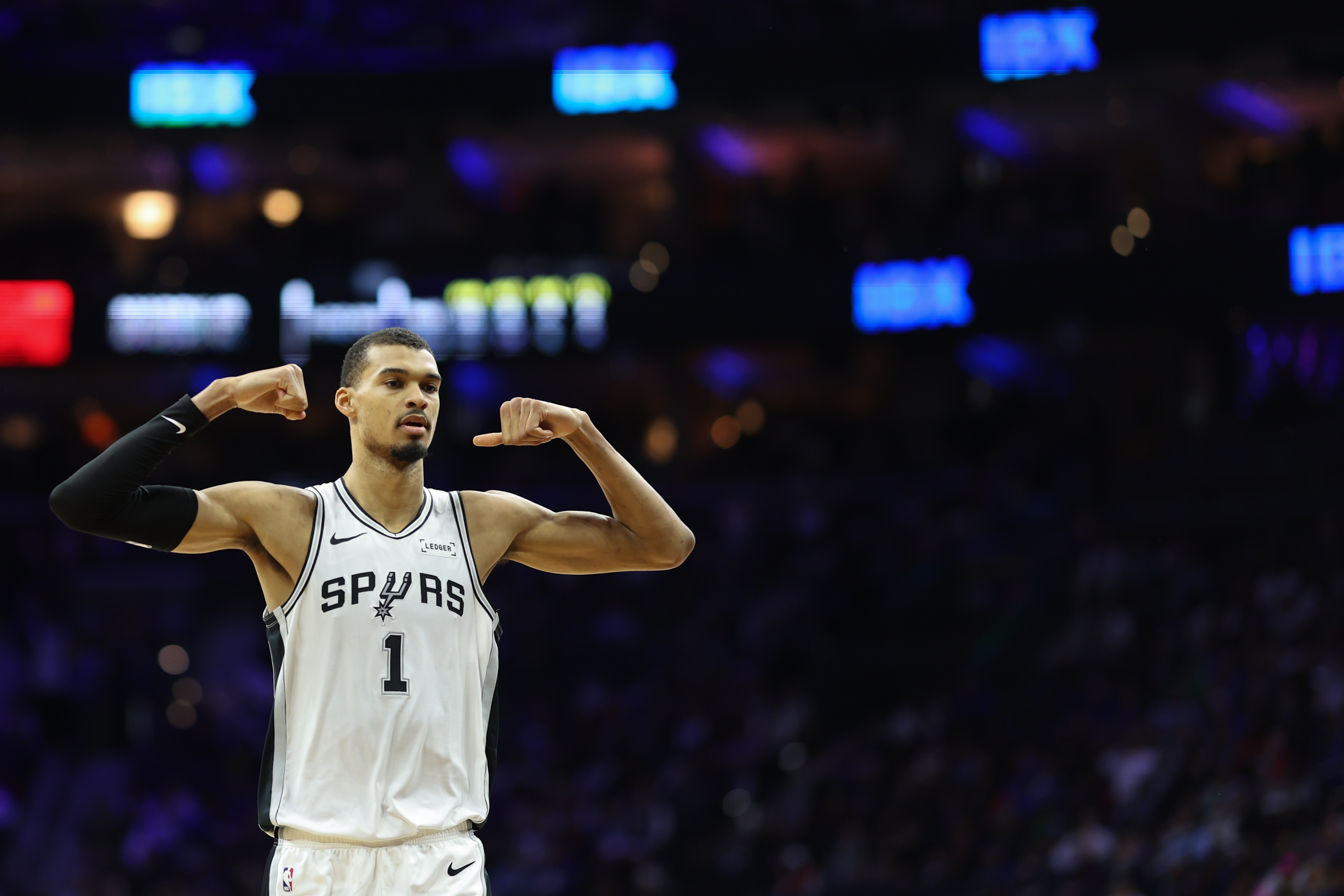 星空体育app-三分15中8！米奇：文班投篮动作自律性很好 让对手防守变得很难