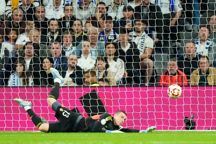 记者：卢宁在对阵阿尔瓦塞特的比赛后感到小腿不适，预计缺阵一周